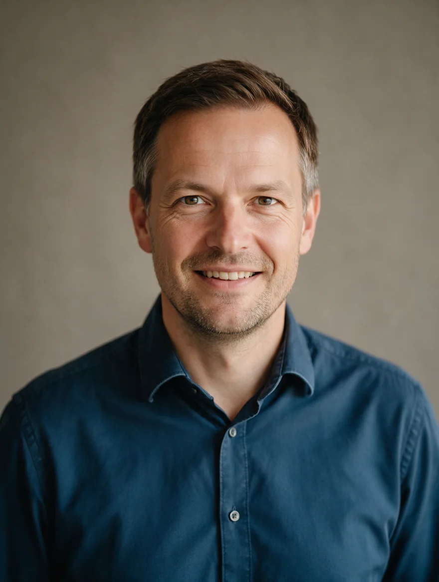 Porträt von Rechtsanwalt Jan Hollweg vor neutralem Hintergrund